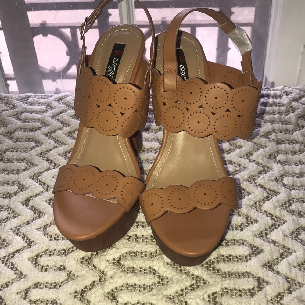 Brown/Tan Heels